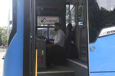 Supir bus TransJakarta mengantri mengisi bahan bakar bus di SPBG Pemuda, Jakarta, 24 Februari 2022. TEMPO/Subekti