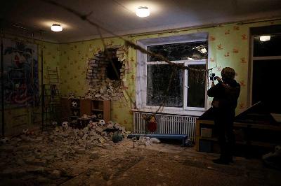 Sebuah taman kanak-kanak yang menurut pejabat militer Ukraina dirusak oleh penembakan di Stanytsia Luhanska wilayah Luhansk, Ukraina, 17 Februari 2022. REUTERS/Carlos Barria