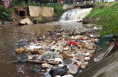 Sisa sampah styrofoam mengapung di Kali Licin yang telah dibersihkan di Depok, Jawa barat, 25 Februari 2022. TEMPO/ Ade Ridwan
