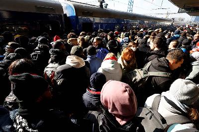 Warga menunggu kereta evakuasi dari Kyiv ke Lviv di stasiun kereta pusat Kyiv, Ukraina, 25 Februari 2022. REUTERS/Umit Bektas