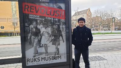 Bonnie Triyana dengan poster pameran Revolusi di Rijksmuseum, Belanda, 18 Februari 2022. Dok. Pribadi
