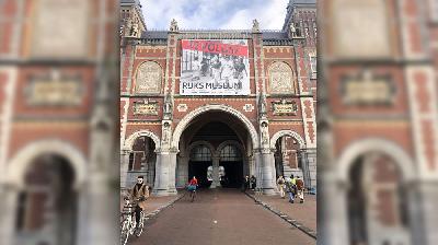 Poster pameran Revolusi di gedung Rijksmuseum di Amsterdam. Linawati Sidarto