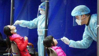Pekerja medis mengambil sampel swab dari penduduk di  distrik Sha Tin, di Hong Kong, Cina, 7 Februari 2022. REUTERS/Lam Yik/File Foto