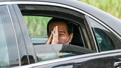 Presiden Joko Widodo usai meresmikan Jalan Tol Trans Sumatera di Langkat, Sumatera Utara, 4 Februari 2022. ANTARA/Fransisco Carolio