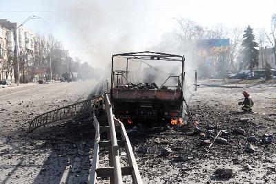 Sebuah kendaraan hancur akibat serangan militer Rusia di Kiev, Ukraina, 26 Februari 2022. REUTERS/Valentyn Ogirenko