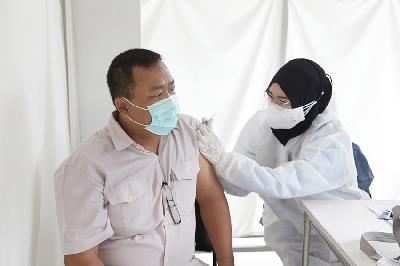 Tenaga kesehatan menyuntikkan Vaksin Covid-19 kepada warga di Depok, Jawa Barat, 20 Februari 2022. TEMPO/M Taufan Rengganis