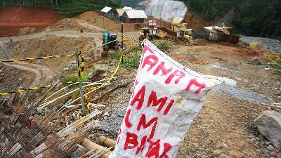 A sign that reads “Our land has not been paid” at the construction of the Bener Dam in Purworejo Regency, Central Java, February 10.
TEMPO/Shinta Maharani
