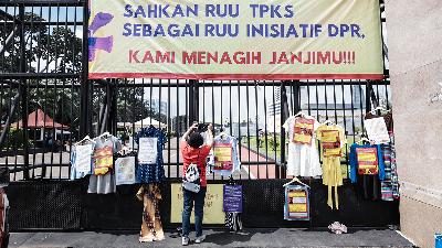 A member of the Network for Women’s Rights Defenders for Victims of Sexual Violence hanging clothes worn by victims of sexual offence during a protest in front of the DPR building, Jakarta, December 22, 2021.
TEMPO/M Taufan Rengganis
