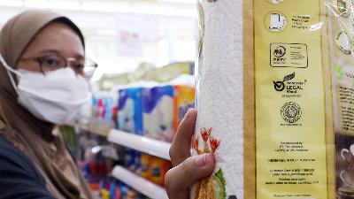 A visitor at a shopping center shows a tissue product with the ecolabel 1 certification, in Jakarta, February 26.
Tempo/Jati Mahatmaji
