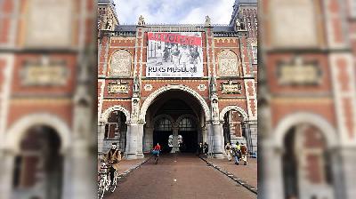 A large poster for the Revolution exhibition at the Rijksmuseum in Amsterdam.
Linawati Sidarto
