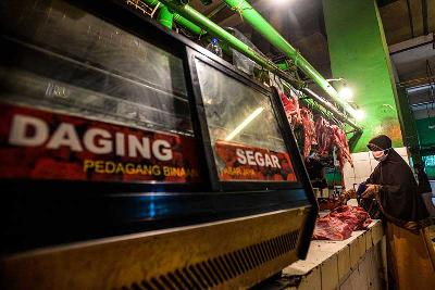 Penjualan daging sapi di pasar Jatinegara, Jakarta, 29 Maret 2021. Tempo/Tony Hartawan