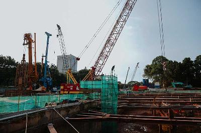 Pembangunan MRT Jakarta Fase II di kawasan Monas, Jakarta, 31 Mei 2021. TEMPO/M Taufan Rengganis