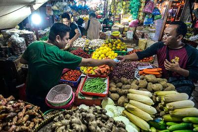 Penjualan bahan pokok di pasar Tebet, Jakarta, 17 Desember 2021. Tempo/Tony Hartawan