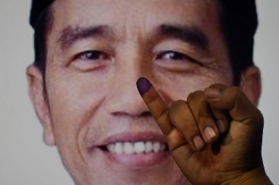 Warga usai memberikan hak suara dalam Pemilihan Presiden di Surabaya, Jawa Timur, 17 April 2019. ANTARA/Zabur Karuru