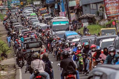 Kepadatan kendaraan di jalur wisata Puncak, Cisarua, Kabupaten Bogor, Jawa Barat, 28 febaruari 2022. ANTARA/Yulius Satria Wijaya