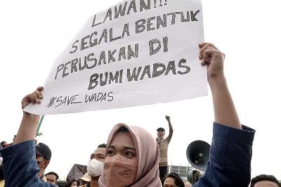 Mahasiswa melakukan aksi terkait represi terhadap warga Wadas di di Alun-alun Purwokerto, Banyumas, Jawa Tengah, 11 Februari 2022. ANTARA/Idhad Zakaria