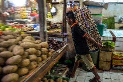 Perdagangan bahan pokok di pasar Tebet, Jakarta, 17 Desember 2021. Tempo/Tony Hartawan