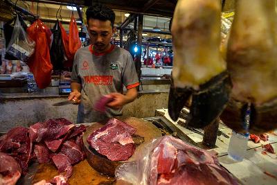 Pergadangan daging sapi di Pasar Senen, Jakarta, 9 Juni 2021. Tempo/Tony Hartawan
