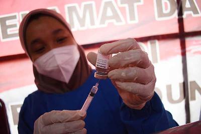 Petugas medis menyiapkan vaksin Covid-19 AstraZeneca di pos vaksinasi massal di Bandung, Jawa Barat, 3 Maret 2022.  TEMPO/Prima mulia