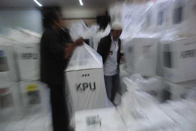 Petugas membawa kotak suara Presiden dan Wakil Presiden dari TPS di kantor Kecamatan Sumur Bandung di Bandung, Jawa Barat, 2019. TEMPO/Prima Mulia