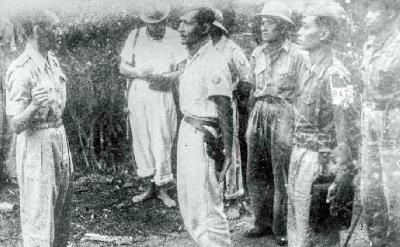 Soeharto melapor kepada Sultan Hamengku Buwono IX bahwa pasukan telah siap masuk Yogyakarta setelah Serangan Umum 1 Maret 1949. Dokumentasi Perpustakaan Nasional 