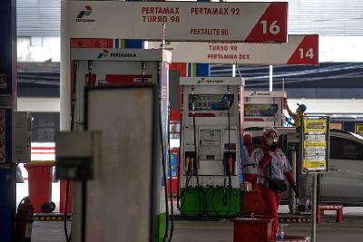 Suasana pengisian bahan bakar di SPBU kawasan Kuningan, Jakarta, 9 Februari 2022. Tempo/Tony Hartawan