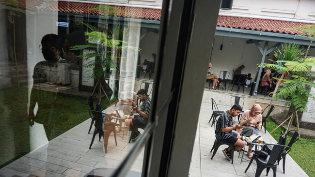 Aktivitas pengunjung di area Pos Bloc di Gedung Filateli, Pasar Baru, Jakarta Pusat, 14 Januari 2022. TEMPO/Ridho Fadilla