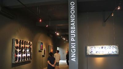 Pengunjung pameran foto karya Angki Purbandono di galeri Biasa Art, Ubud, 1 Maret 2022. TEMPO/Made Argawa