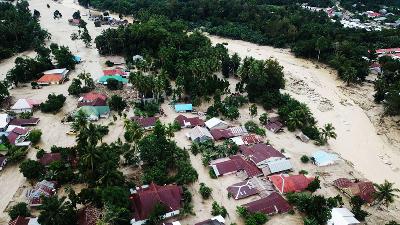 Foto udara perkampungan yang tertimbun lumpur akibat terjangan banjir bandang di Desa Radda, Kabupaten Luwu Utara, Sulawesi Selatan, Juli 2020. ANTARA/Moullies