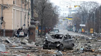 Kondisi wilayah Kharkiv di Ukraina usai diserang  rudal Rusia, 1 Maret 2022. REUTERS/Vyacheslav Madiyevskyy