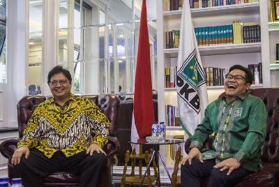Ketua Umum Partai Golkar Airlangga Hartarto (kiri) dan Ketua Umum PKB (Partai Kebangkitan Bangsa) Muhaimin Iskandar melakukan pertemuan di DPP Partai PKB, Jakarta, 4 Juli 2018. ANTARA/Galih Pradipta