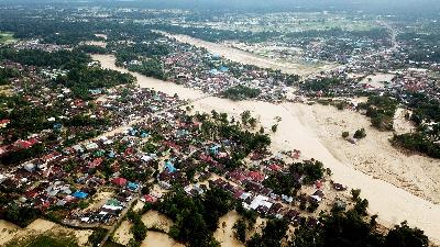 An aerial shot of the condition of Masamba City which is inundated in mud due to the flash floods in North Luwu Regency, South Sulawesi, July 17, 2020.
ANTARA FOTO/Abriawan Abhe
