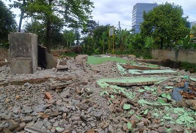 Puing-puing bangunan yang sudah dirobohkan di lokasi pembebasan lahan proyek normalisasi Kali Ciliwung di Kelurahan Cawang, Kramat Jati, Jakarta, 6 Maret 2022. TEMPO/ Indra Wijaya