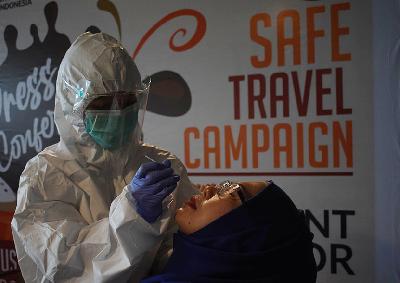 Penumpang mengikuti tes usap antigen Covid-19 di Bandara Husein Sastranegara, Bandung, Jawa Barat, 18 Desember 2020. TEMPO/Prima Mulia