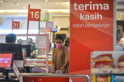 Warga tengah berbelanja kebutuhan pokok di Jakarta, 2 Juli 2021. Tempo/Tony Hartawan