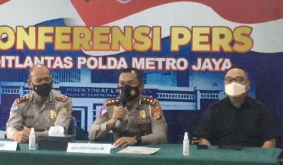 Kasubdit Gakkum Polda Metro Jaya, AKBP Jamal Alam memberikan keterangan pers terkait Supermoto yang menerobos jalan tol Kelapa Gading, di Polda Metro Jaya, Jakarta, 6 Maret 2022. Dok. Humas Polda Metro Jaya