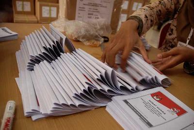 Petugas melipat kertas suara untuk Pemilu Presiden 2019 di Surakarta, Jaawa Tengah. Tempo/Bram Selo Agung