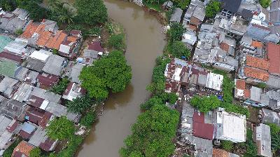 Pemukiman di bantaran Kali Ciliwung, Rawajati, Pancoran, Jakarta, 15 November 2021. TEMPO/Subekti