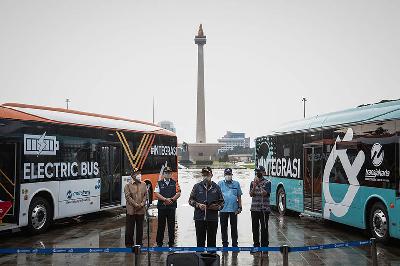 Gubernur DKI Jakarta Anies Baswedan meluncurkan layanan bus listrik Transjakarta di Plaza Selatan Monas, Jakarta, 8 Maret 2022. TEMPO/M Taufan Rengganis