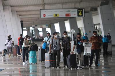 Calon penumpang pesawat berjalan di Terminal 3 Bandara Soekarno Hatta, Tangerang, Banten, 8 Maret 2022. TEMPO/ Hilman Fathurrahman W
