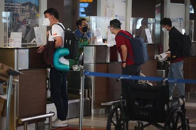 Calon penumpang menyerahkan dokumen perjalanan di konter lapor diri di Terminal 3 Bandara Soekarno Hatta, Tangerang, Banten, 8 Maret 2022. TEMPO/ Hilman Fathurrahman W