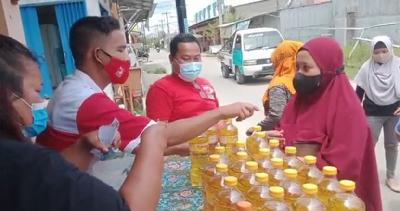 Warga membeli minyak goreng dalam pasar murah yang digelar DPD PSI Kabupaten Bekasi di Kecamatan Cibarusah, Bekasi, 7 Maret 2022. Twitter/ PSI