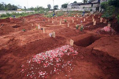 Pekerja membuat lubang makam untuk jenazah kasus Covid-19 di TPU khusus COVID-19 di Jombang, Tangerang Selatan, Banten, 23 Februari 2022. ANTARA/Muhammad Iqbal
