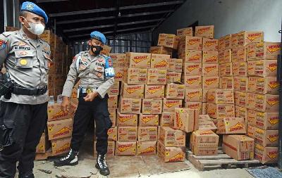 Anggota Polisi mengamankan minyak goreng kemasan 2 liter dari gudang di Kampung Kempeng, Desa Cempaka, Warunggunung, Kabupaten Lebak, Banten, 26 Februari 2022. ANTARA/Asep Fathulrahman