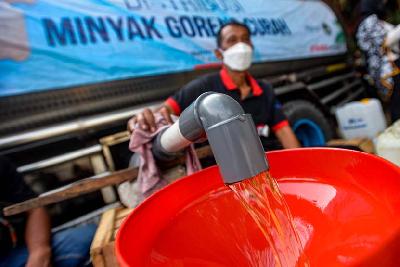 Penjualan minyak goreng curah di Kebayoran Lama, Jakarta, 9 Maret 2022. TEMPO/Tony Hartawan