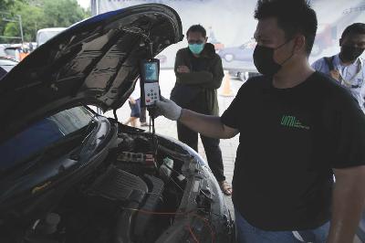 Petugas melakukan uji emisi gas buang kendaraan di Lapangan  Parkir IRTI Monas, Jakarta. TEMPO/Muhammad Hidayat