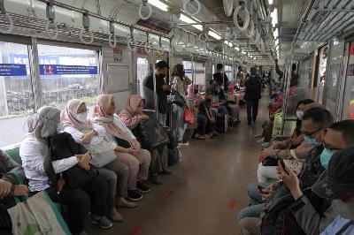 Penumpang duduk tanpa berjarak di dalam KRL Commuter Line, Jakarta, 10 Maret 2022. TEMPO/ Hilman Fathurrahman W