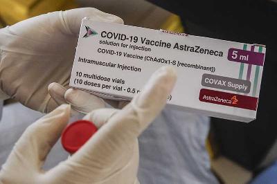 Petugas medis mempersiapkan vaksin AstraZeneca di Sanur, Denpasar, Bali, 22 Maret 2021. Johannes P. Christo