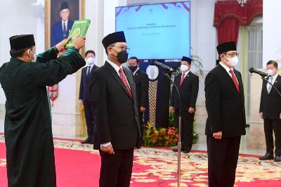 Kepala Otorita Ibu Kota Nusantara (IKN) Bambang Susantono (kedua kiri) dan Wakil Kepala Otorita IKN Dhony Rahajoe (kanan) melakukan sumpah jabatan saat pelantikan di Istana Negara Jakarta, 10 Maret 2022. ANTARA /HO/Setpres-Muchlis Jr