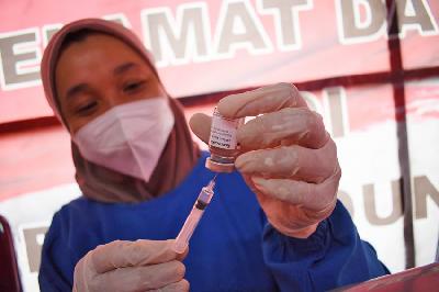 Petugas medis menyiapkan vaksin Covid-19 AstraZeneca di pos vaksinasi massal di Bandung, Jawa Barat, 3 Maret 2022. TEMPO/Prima mulia